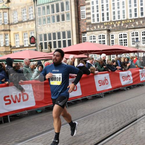 05.10.2025 - 20. swb-Marathon Bremen Yannick Fuchs http://msf.ph/oto/9259938 05.10.2025 11:18:09 Ziel 10808, 10949, 11082 meine-sportfotos.de