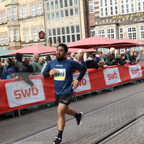 05.10.2025 - 20. swb-Marathon Bremen Yannick Fuchs http://msf.ph/oto/9259945 05.10.2025 11:18:09 Ziel 10808, 10949, 11082 meine-sportfotos.de