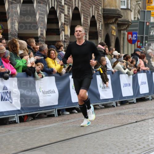05.10.2025 - 20. swb-Marathon Bremen Strokosch-Dieckow http://msf.ph/oto/9259948 05.10.2025 12:56:22 Ziel 221, 728, 2135 meine-sportfotos.de