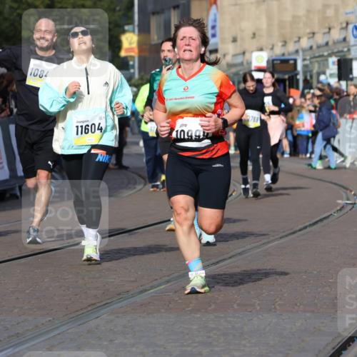05.10.2025 - 20. swb-Marathon Bremen Strokosch-Dieckow http://msf.ph/oto/9259950 05.10.2025 11:05:37 Ziel 9210, 9335, 9419, 10197, 10437, 10529, 10843, 10844, 10999, 11164, 11604, 11681 meine-sportfotos.de