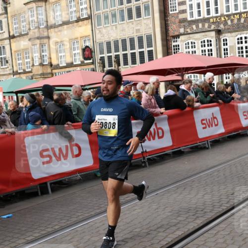 05.10.2025 - 20. swb-Marathon Bremen Yannick Fuchs http://msf.ph/oto/9259952 05.10.2025 11:18:09 Ziel 10808, 10949, 11082 meine-sportfotos.de