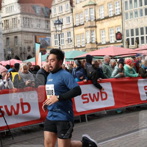 05.10.2025 - 20. swb-Marathon Bremen Yannick Fuchs http://msf.ph/oto/9259963 05.10.2025 11:18:09 Ziel 10808, 10949, 11082 meine-sportfotos.de