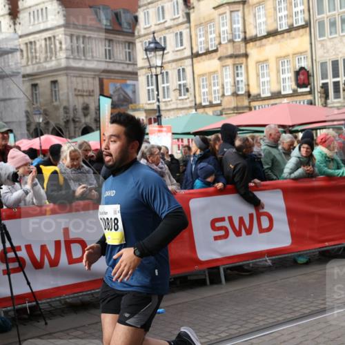 05.10.2025 - 20. swb-Marathon Bremen Yannick Fuchs http://msf.ph/oto/9259976 05.10.2025 11:18:09 Ziel 10808, 10949, 11082 meine-sportfotos.de