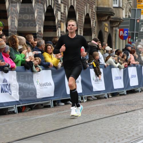 05.10.2025 - 20. swb-Marathon Bremen Strokosch-Dieckow http://msf.ph/oto/9259984 05.10.2025 12:56:22 Ziel 221, 728, 2135 meine-sportfotos.de