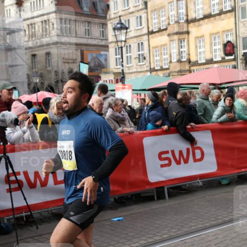 05.10.2025 - 20. swb-Marathon Bremen Yannick Fuchs http://msf.ph/oto/9259987 05.10.2025 11:18:09 Ziel 10808, 10949, 11082 meine-sportfotos.de