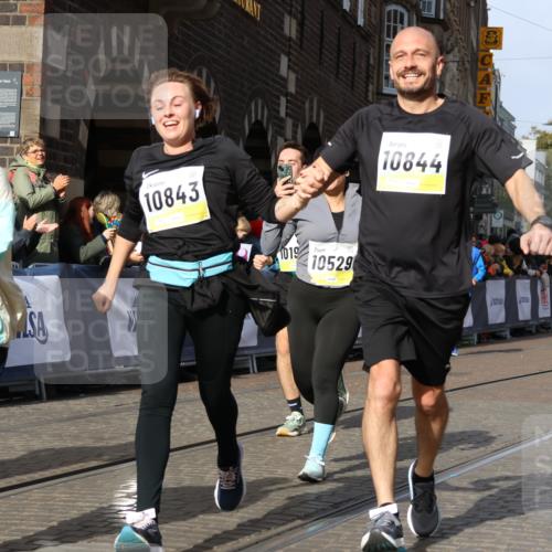 05.10.2025 - 20. swb-Marathon Bremen Strokosch-Dieckow http://msf.ph/oto/9259988 05.10.2025 11:05:42 Ziel 9335, 9423, 9907, 10197, 10529, 10619, 10769, 10843, 10844, 11455, 11604 meine-sportfotos.de