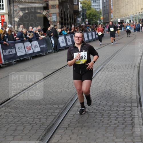 05.10.2025 - 20. swb-Marathon Bremen Yannick Fuchs http://msf.ph/oto/9259993 05.10.2025 11:18:10 Ziel 10808, 10949, 11082 meine-sportfotos.de
