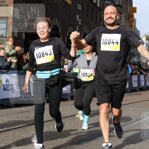 05.10.2025 - 20. swb-Marathon Bremen Strokosch-Dieckow http://msf.ph/oto/9260013 05.10.2025 11:05:42 Ziel 9335, 9423, 9907, 10197, 10529, 10619, 10769, 10843, 10844, 11455, 11604 meine-sportfotos.de