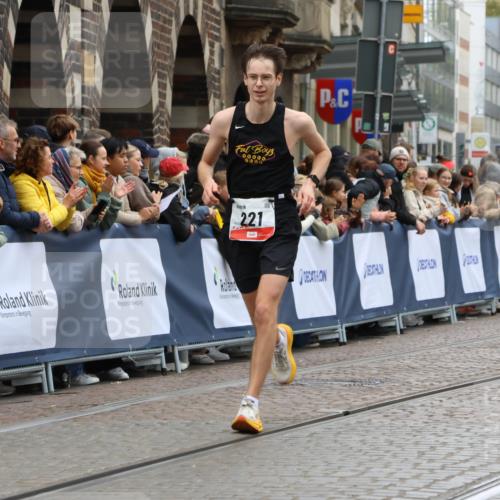 05.10.2025 - 20. swb-Marathon Bremen Strokosch-Dieckow http://msf.ph/oto/9260018 05.10.2025 12:56:24 Ziel 221, 728, 2135 meine-sportfotos.de