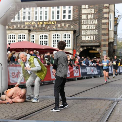 05.10.2025 - 20. swb-Marathon Bremen Yannick Fuchs http://msf.ph/oto/9260028 05.10.2025 10:48:10 Ziel 9240, 10266, 10392, 10818, 11187 meine-sportfotos.de