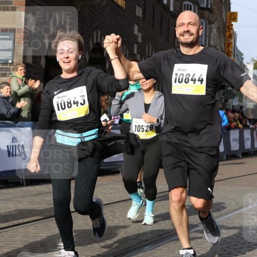 05.10.2025 - 20. swb-Marathon Bremen Strokosch-Dieckow http://msf.ph/oto/9260036 05.10.2025 11:05:42 Ziel 9335, 9423, 9907, 10197, 10529, 10619, 10769, 10843, 10844, 11455, 11604 meine-sportfotos.de
