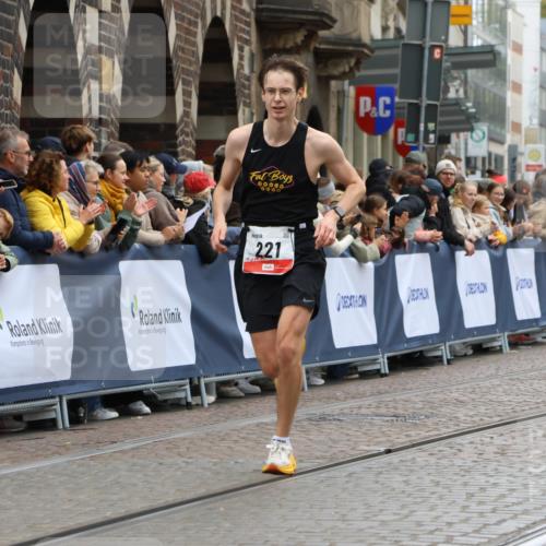 05.10.2025 - 20. swb-Marathon Bremen Strokosch-Dieckow http://msf.ph/oto/9260040 05.10.2025 12:56:24 Ziel 221, 728, 2135 meine-sportfotos.de