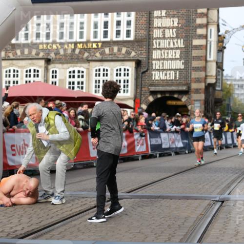 05.10.2025 - 20. swb-Marathon Bremen Yannick Fuchs http://msf.ph/oto/9260048 05.10.2025 10:48:10 Ziel 9240, 10266, 10392, 10818, 11187 meine-sportfotos.de