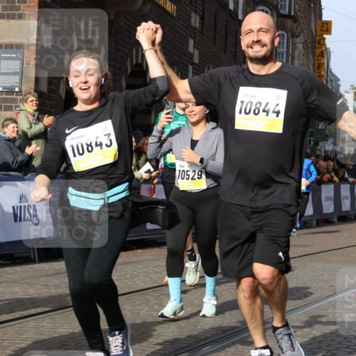 05.10.2025 - 20. swb-Marathon Bremen Strokosch-Dieckow http://msf.ph/oto/9260052 05.10.2025 11:05:42 Ziel 9335, 9423, 9907, 10197, 10529, 10619, 10769, 10843, 10844, 11455, 11604 meine-sportfotos.de