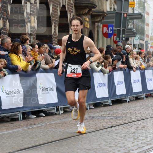 05.10.2025 - 20. swb-Marathon Bremen Strokosch-Dieckow http://msf.ph/oto/9260065 05.10.2025 12:56:24 Ziel 221, 728, 2135 meine-sportfotos.de