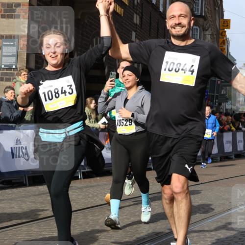 05.10.2025 - 20. swb-Marathon Bremen Strokosch-Dieckow http://msf.ph/oto/9260076 05.10.2025 11:05:43 Ziel 9335, 9423, 9907, 10197, 10529, 10619, 10769, 10843, 10844, 11455, 11604 meine-sportfotos.de