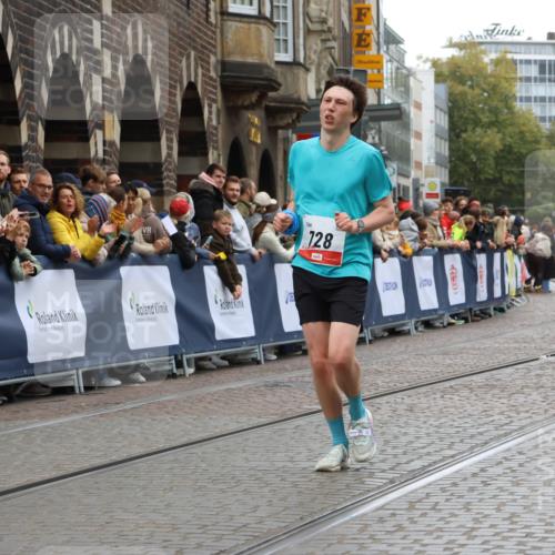 05.10.2025 - 20. swb-Marathon Bremen Strokosch-Dieckow http://msf.ph/oto/9260099 05.10.2025 12:56:26 Ziel 221, 728, 2135 meine-sportfotos.de