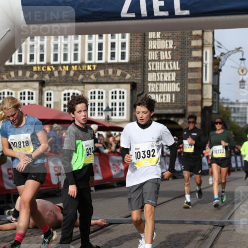 05.10.2025 - 20. swb-Marathon Bremen Yannick Fuchs http://msf.ph/oto/9260115 05.10.2025 10:48:14 Ziel 9240, 10392, 10428, 10723, 10818, 11299 meine-sportfotos.de