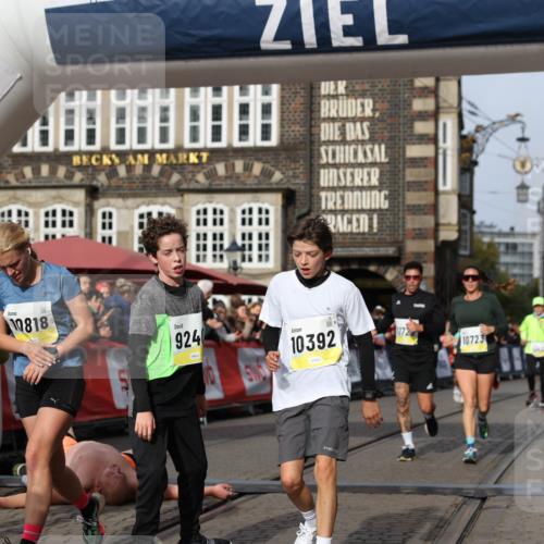 05.10.2025 - 20. swb-Marathon Bremen Yannick Fuchs http://msf.ph/oto/9260125 05.10.2025 10:48:14 Ziel 9240, 10392, 10428, 10723, 10818, 11299 meine-sportfotos.de