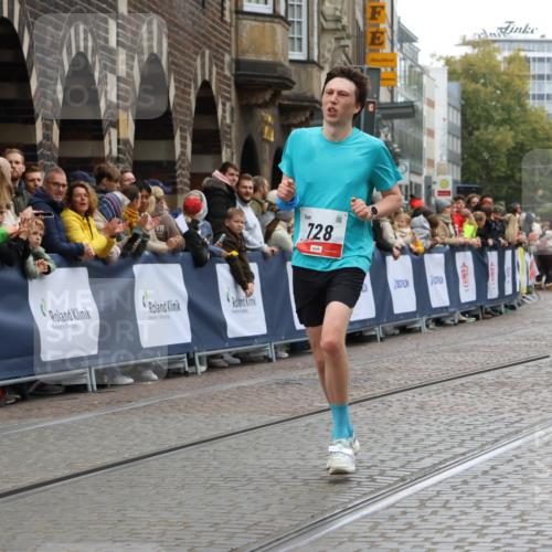 05.10.2025 - 20. swb-Marathon Bremen Strokosch-Dieckow http://msf.ph/oto/9260129 05.10.2025 12:56:26 Ziel 221, 728, 2135 meine-sportfotos.de