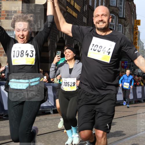 05.10.2025 - 20. swb-Marathon Bremen Strokosch-Dieckow http://msf.ph/oto/9260152 05.10.2025 11:05:43 Ziel 9335, 9423, 9907, 10197, 10529, 10619, 10769, 10843, 10844, 11455, 11604 meine-sportfotos.de