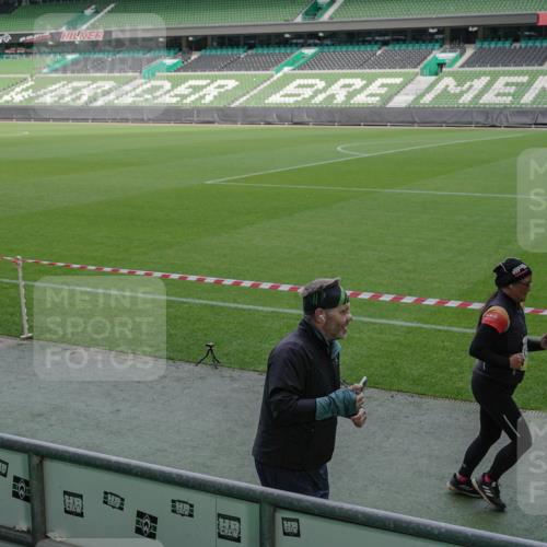 05.10.2025 - 20. swb-Marathon Bremen Michael Burmester http://msf.ph/oto/9260161 05.10.2025 10:49:56 Laufen im Stadion 9405, 9445, 9733, 9808, 9857, 10035, 10072, 10096, 10133, 10184, 10373, 10700, 10720, 10724, 10731, 11190, 11643, 9247, 9513, 9688, 9753, 10488, 11216, 11625 meine-sportfotos.de