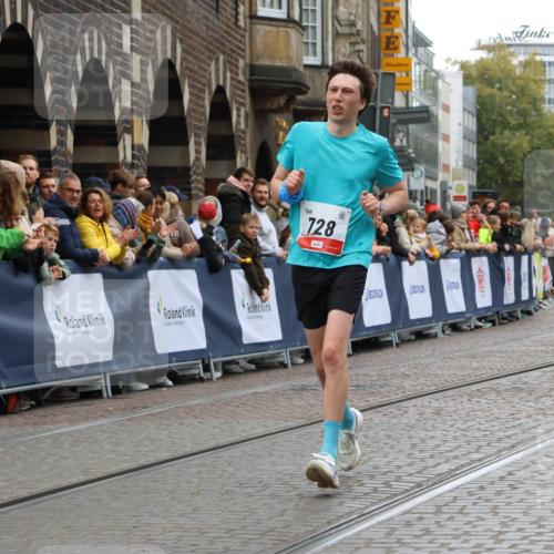 05.10.2025 - 20. swb-Marathon Bremen Strokosch-Dieckow http://msf.ph/oto/9260163 05.10.2025 12:56:26 Ziel 221, 728, 2135 meine-sportfotos.de