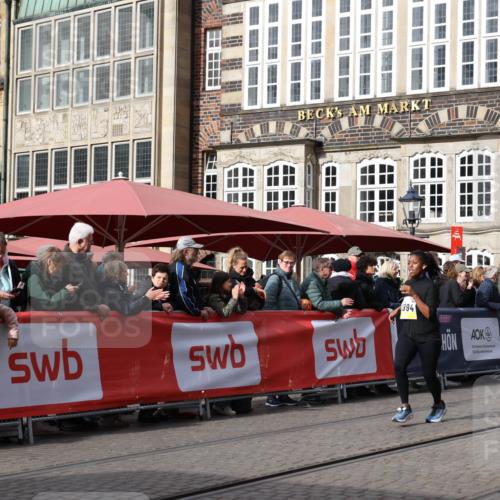 05.10.2025 - 20. swb-Marathon Bremen Yannick Fuchs http://msf.ph/oto/9260174 05.10.2025 11:18:21 Ziel 9465, 9477, 10575 meine-sportfotos.de