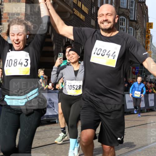 05.10.2025 - 20. swb-Marathon Bremen Strokosch-Dieckow http://msf.ph/oto/9260176 05.10.2025 11:05:43 Ziel 9335, 9423, 9907, 10197, 10529, 10619, 10769, 10843, 10844, 11455, 11604 meine-sportfotos.de