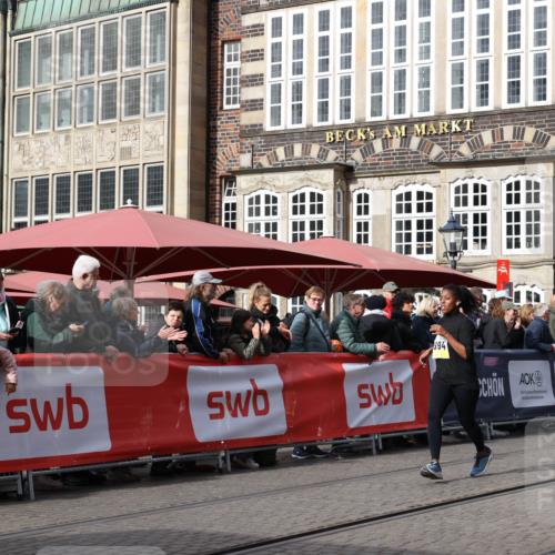 05.10.2025 - 20. swb-Marathon Bremen Yannick Fuchs http://msf.ph/oto/9260187 05.10.2025 11:18:21 Ziel 9465, 9477, 10575 meine-sportfotos.de
