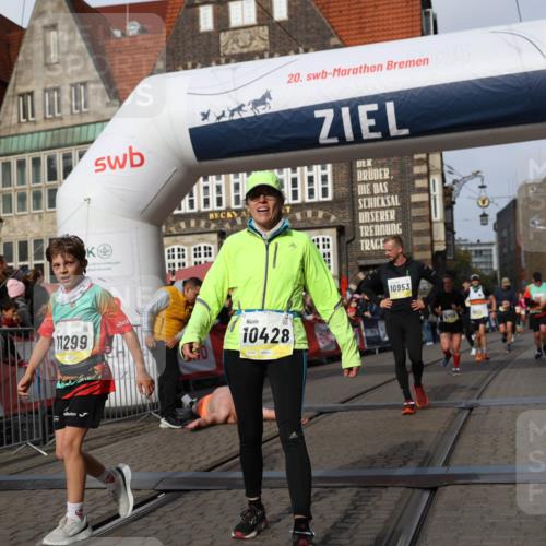 05.10.2025 - 20. swb-Marathon Bremen Yannick Fuchs http://msf.ph/oto/9260190 05.10.2025 10:48:21 Ziel 9293, 9641, 9706, 10428, 10723, 10931, 10953, 11299, 11561, 11637 meine-sportfotos.de
