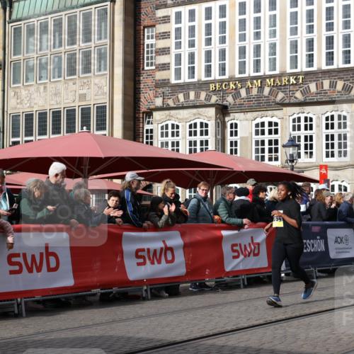 05.10.2025 - 20. swb-Marathon Bremen Yannick Fuchs http://msf.ph/oto/9260196 05.10.2025 11:18:21 Ziel 9465, 9477, 10575 meine-sportfotos.de