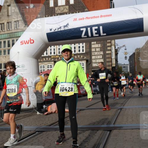 05.10.2025 - 20. swb-Marathon Bremen Yannick Fuchs http://msf.ph/oto/9260198 05.10.2025 10:48:21 Ziel 9293, 9641, 9706, 10428, 10723, 10931, 10953, 11299, 11561, 11637 meine-sportfotos.de