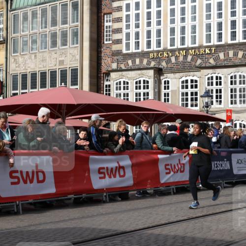 05.10.2025 - 20. swb-Marathon Bremen Yannick Fuchs http://msf.ph/oto/9260206 05.10.2025 11:18:21 Ziel 9465, 9477, 10575 meine-sportfotos.de