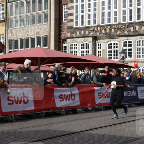 05.10.2025 - 20. swb-Marathon Bremen Yannick Fuchs http://msf.ph/oto/9260210 05.10.2025 11:18:22 Ziel 9348, 9465, 9477, 10575, 10994 meine-sportfotos.de