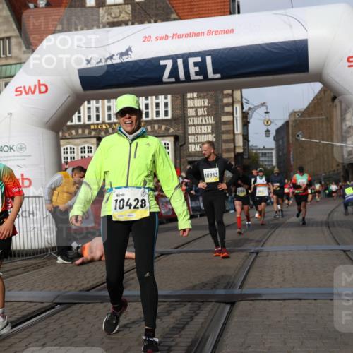 05.10.2025 - 20. swb-Marathon Bremen Yannick Fuchs http://msf.ph/oto/9260213 05.10.2025 10:48:21 Ziel 9293, 9641, 9706, 10428, 10723, 10931, 10953, 11299, 11561, 11637 meine-sportfotos.de