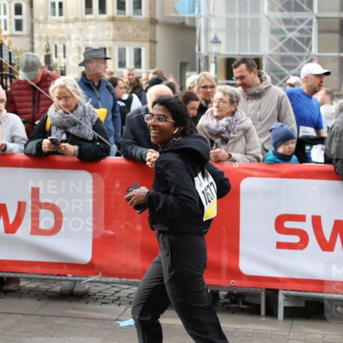 05.10.2025 - 20. swb-Marathon Bremen Yannick Fuchs http://msf.ph/oto/9260223 05.10.2025 11:19:53 Ziel 10677 meine-sportfotos.de