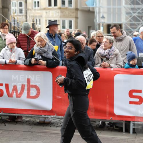 05.10.2025 - 20. swb-Marathon Bremen Yannick Fuchs http://msf.ph/oto/9260231 05.10.2025 11:19:53 Ziel 10677 meine-sportfotos.de