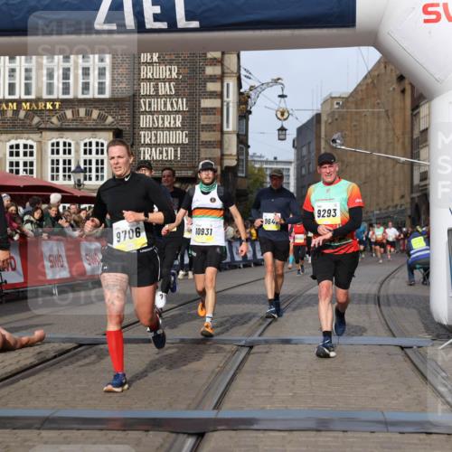 05.10.2025 - 20. swb-Marathon Bremen Yannick Fuchs http://msf.ph/oto/9260256 05.10.2025 10:48:23 Ziel 9293, 9641, 9706, 10428, 10931, 10953, 11119, 11299, 11561, 11637 meine-sportfotos.de