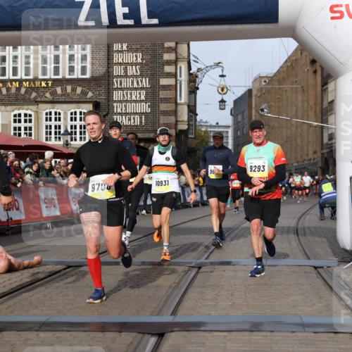 05.10.2025 - 20. swb-Marathon Bremen Yannick Fuchs http://msf.ph/oto/9260264 05.10.2025 10:48:23 Ziel 9293, 9641, 9706, 10428, 10931, 10953, 11119, 11299, 11561, 11637 meine-sportfotos.de