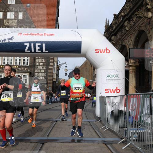 05.10.2025 - 20. swb-Marathon Bremen Yannick Fuchs http://msf.ph/oto/9260308 05.10.2025 10:48:24 Ziel 9293, 9641, 9706, 10428, 10931, 10953, 11119, 11292, 11299, 11561, 11637 meine-sportfotos.de