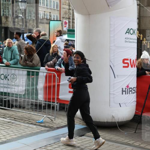 05.10.2025 - 20. swb-Marathon Bremen Yannick Fuchs http://msf.ph/oto/9260311 05.10.2025 11:19:54 Ziel 10677 meine-sportfotos.de