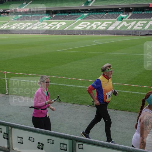05.10.2025 - 20. swb-Marathon Bremen Michael Burmester http://msf.ph/oto/9260321 05.10.2025 10:50:16 Laufen im Stadion 9445, 9733, 9808, 9857, 10035, 10072, 10096, 10133, 10184, 10373, 10724, 10731, 11190, 9405, 10700, 10720, 11643 meine-sportfotos.de
