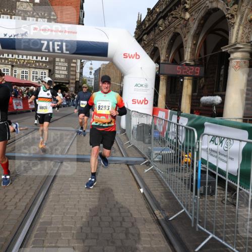 05.10.2025 - 20. swb-Marathon Bremen Yannick Fuchs http://msf.ph/oto/9260349 05.10.2025 10:48:25 Ziel 9293, 9404, 9641, 9706, 10931, 10953, 11119, 11292, 11561, 11637 meine-sportfotos.de