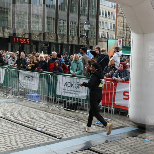 05.10.2025 - 20. swb-Marathon Bremen Yannick Fuchs http://msf.ph/oto/9260350 05.10.2025 11:19:54 Ziel 10677 meine-sportfotos.de