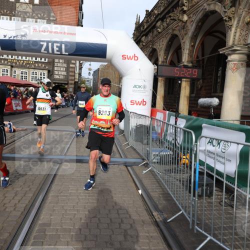 05.10.2025 - 20. swb-Marathon Bremen Yannick Fuchs http://msf.ph/oto/9260359 05.10.2025 10:48:25 Ziel 9293, 9404, 9641, 9706, 10931, 10953, 11119, 11292, 11561, 11637 meine-sportfotos.de