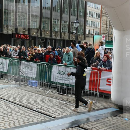 05.10.2025 - 20. swb-Marathon Bremen Yannick Fuchs http://msf.ph/oto/9260361 05.10.2025 11:19:54 Ziel 10677 meine-sportfotos.de