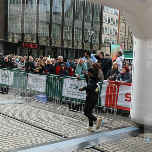 05.10.2025 - 20. swb-Marathon Bremen Yannick Fuchs http://msf.ph/oto/9260368 05.10.2025 11:19:54 Ziel 10677 meine-sportfotos.de