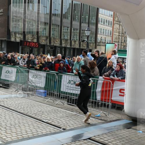 05.10.2025 - 20. swb-Marathon Bremen Yannick Fuchs http://msf.ph/oto/9260380 05.10.2025 11:19:54 Ziel 10677 meine-sportfotos.de
