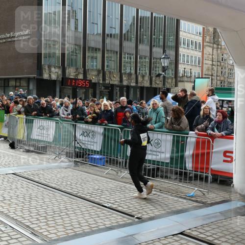 05.10.2025 - 20. swb-Marathon Bremen Yannick Fuchs http://msf.ph/oto/9260387 05.10.2025 11:19:54 Ziel 10677 meine-sportfotos.de